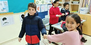 Zwei Schulkinder in einem Klassenraum