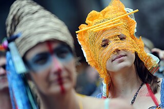 Zwei Frauen mit buntem Kopfschmuck und Make-Up