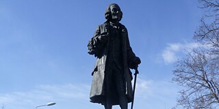 Statue von Voltaire in der Innenstadt