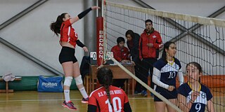 Schülerinnen beim Volleyball spielen