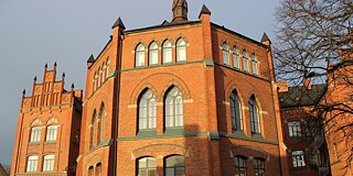 Rotes Klinkergebäude, Blick von unten nach oben