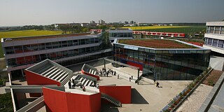 Gebäude des Lise-Meitner-Gymnasiums in Unterhaching