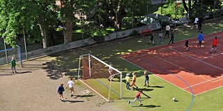 Sportplatz und Schulhof an der Základní škola s rozšířenou výukou jazyků Husova Liberec