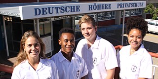 Schüler*innen vor dem Gebäude der Deutschen Höheren Privatschule Windhuk