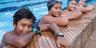 Sportunterricht an der Deutschen Schule Nairobi, Schüler*innen im Schwimmbecken