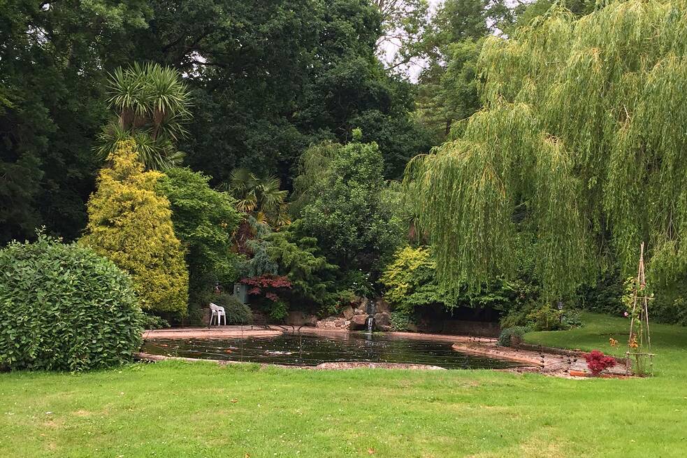 Ein Teich in einem großen, gepflegten Garten