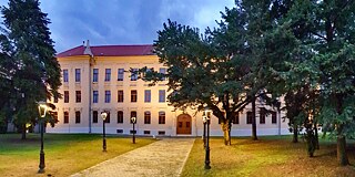 Gebäude des Gymnázium Nové Zámky in der Abenddämmerung