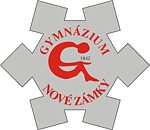 Logo des Gymnázium Nové Zámky in der Abenddämmerung