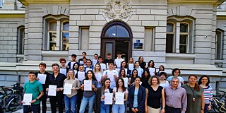 Schülerinnen und Schüler vor dem Gebäude des V. Gimnazija Zagreb