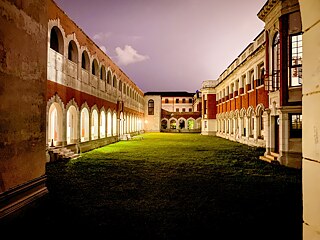 Gebäude des Royal College bei Nacht