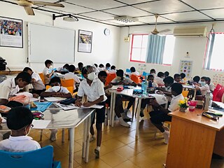 Lernenden im Klassenzimmer während Unterricht am Royal College