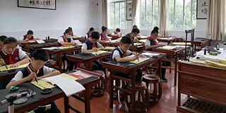 Schüler im Kalligraphieunterricht an der Shanghai Lantian Mittelschule