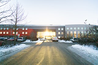 Aussenansicht des Schulhauses, Sonnenlicht spiegelt sich im Fenster