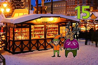 Rentier Matilda und Wichtel Karl besuchen einen Weihnachtsmarkt mit hell beleuchteten Ständen