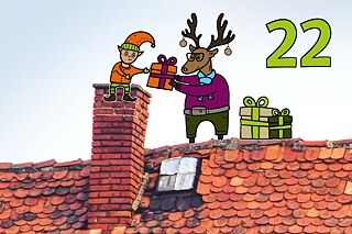 Rentier Matilda und Wichtel Karl stehen auf einem Hausdach und werfen Geschenke in den Schornstein