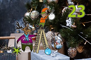 Rentier Matilda und Wichtel Karl dekorieren einen Weihnachtsbaum mit Christbaumkugeln und Sternen