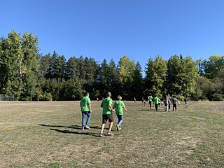 Menschen auf Wiese bei einem Lauf