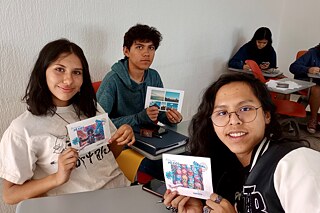 Jugendliche aus Mexiko schicken Postkarten nach China.