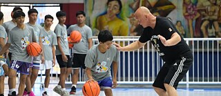 Schüler trainiert mit Basketball-Profi Sven Werhmeyer Basketball