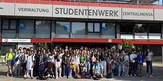 Gruppenfoto vor der Universität Göttingen