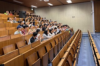 Jugendliche in einem Hörsaal der Universität Göttingen