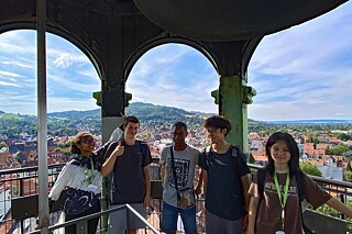 Jugendliche auf dem Kirchturm in Goslar