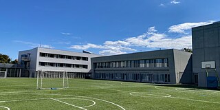 Schulgebäude und Sportplatz der Waseda University Senior High School