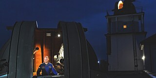 Astronaut und Physiker Alexander Gerst blickt aus der Sternwarte des Leonardo-da-Vinci-Gymnasiums gen Himmel.