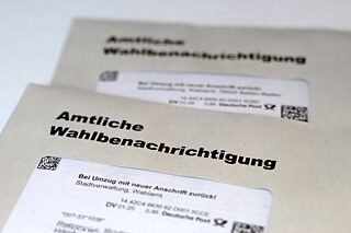 Briefumschlag mit der Aufschrift: Amtliche Wahlbenachrichtigung