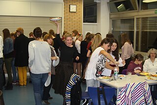 Gemeinsames Abendessen in der Mensa mit von den Eltern vorbereiteten landestypischen Spezialitäten.