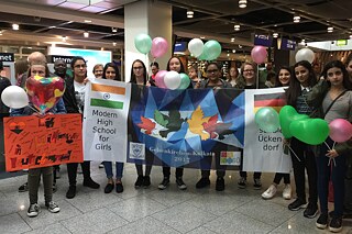 Willkommenskomitee der Gesamtschule Ückendorf am Flughafen Düsseldorf.