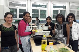 Gemeinsam kochen die Teilnehmenden aus Indien und Gelsenkirchen in der Schulküche. 