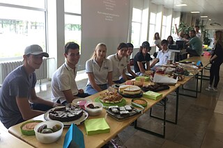 Schülerinnen und Schüler der DS Kapstadt beim Kuchenverkauf im Adolf-Weber-Gymnasium.