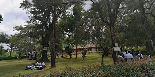 Gebäude und Garten der Mengo Senior School