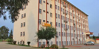 Gebäude des Adana Ticaret Odasi Anadolu Lisesi