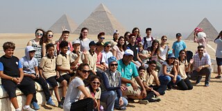 Gruppenfoto vor Pyramiden